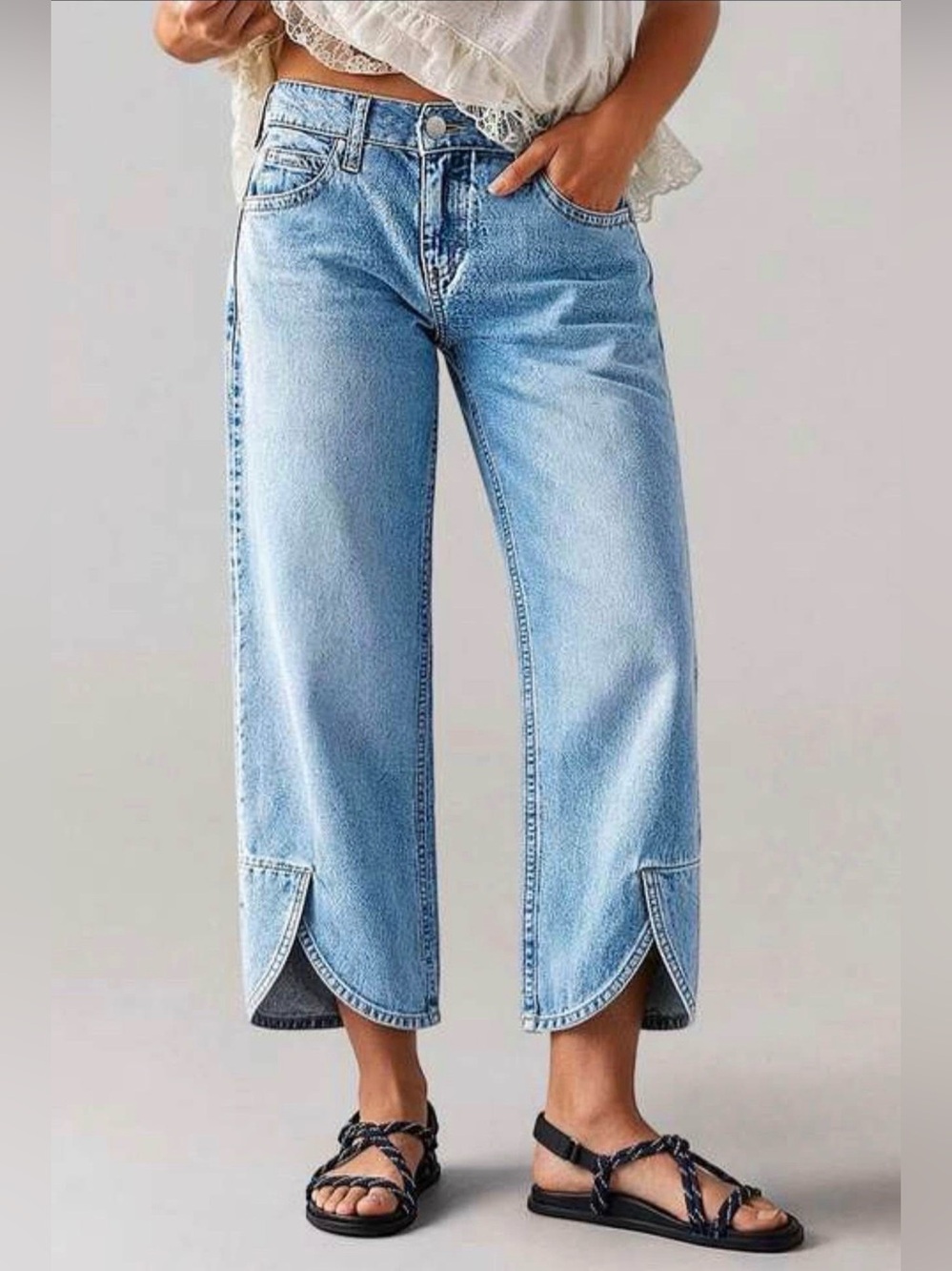 Flamingo NEW Cropped Wide-Leg Jeans with Curved Hem. Size small.